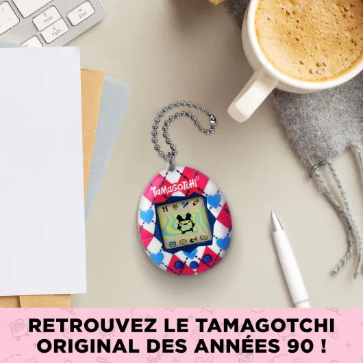 Bandai – Tamagotchi Original – Argyle Heart – Animal interactif avec écran LCD en Français, Mini-Jeux – Idée Cadeau Jeu Animal virtuel – Motif Carreaux cœurs – Jouet Enfant 8 Ans et + – 42981